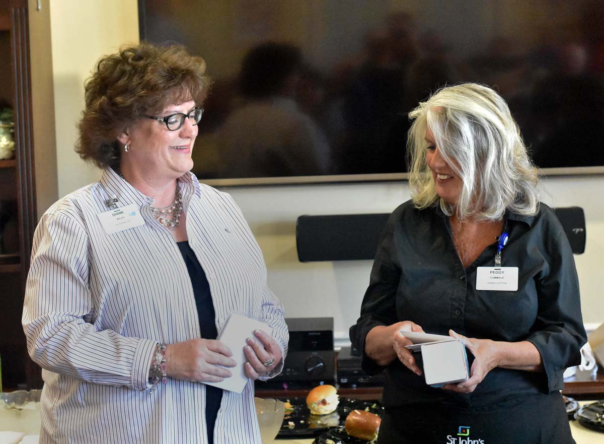 Vice-President Diane Wiley presents Peggy Commauf with her award. 